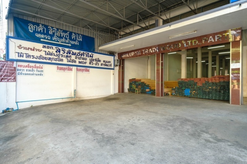 ร้านไม้บางโพ ที่จอดรถฟรี